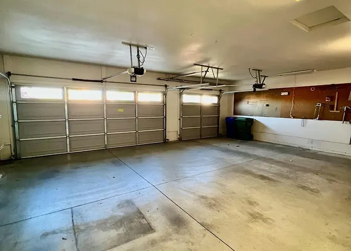 Large W3-car Garage & Quiet *