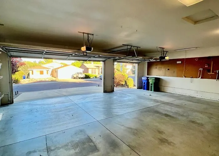 Large W3-car Garage & Quiet Ferienhaus